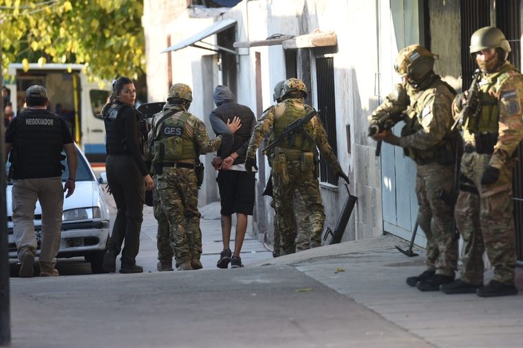 Personal del GES durante un operativo en el barrio La Gloria, en abril de este año. Personal del GES durante un operativo en el barrio La Gloria, en abril de este año.