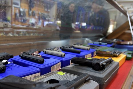 El Senado convirtió en ley un proyecto que coronó una etapa de flexibilización en la política de armas de fuego, un proceso que se viene perpetrando desde que asumió Javier Milei. El Senado convirtió en ley un proyecto que coronó una etapa de flexibilización en la política de armas de fuego, un proceso que se viene perpetrando desde que asumió Javier Milei.