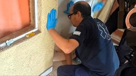 Borracho, quiso entrar a su casa por debajo de la puerta y quedó atrapado: lo sacaron con bomberos. Foto: Radio con vos Borracho, quiso entrar a su casa por debajo de la puerta y quedó atrapado: lo sacaron con bomberos. Foto: Radio con vos