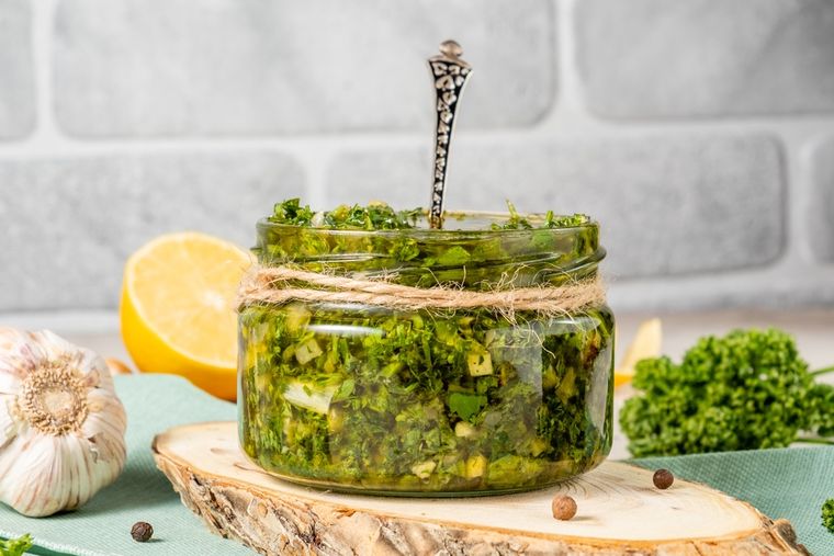 A diferencia de muchas salsas, la receta de el chimichurri se prepara en frío y no lleva cocción, lo que conserva todos sus sabores frescos. A diferencia de muchas salsas, la receta de el chimichurri se prepara en frío y no lleva cocción, lo que conserva todos sus sabores frescos.