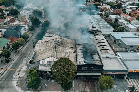 Así quedaron el taller mecánico y la ferretería luego del incendio. Foto: X. Así quedaron el taller mecánico y la ferretería luego del incendio. Foto: X.