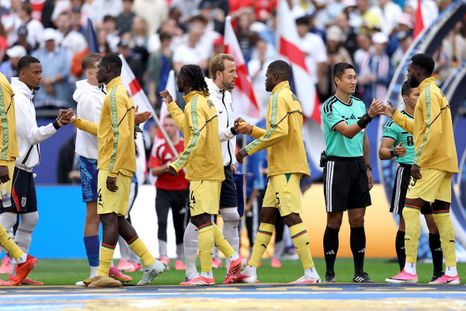 El momento del saludo previa entre Inglaterra y Ghana se llevó los focos del partido. El momento del saludo previa entre Inglaterra y Ghana se llevó los focos del partido.