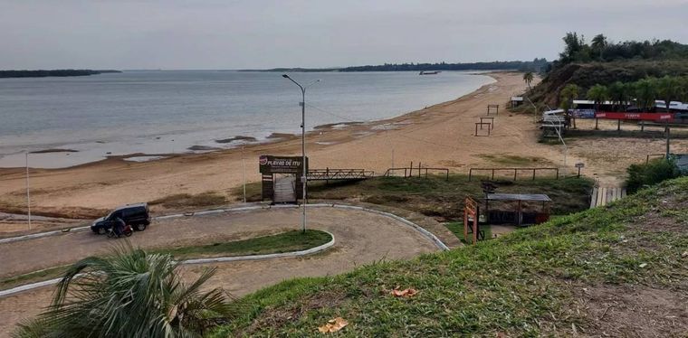 Antes de que comenzaran los incendios, las playas de Ituzaingó mostraban el nivel históricamente bajo del río debido a la sequía.