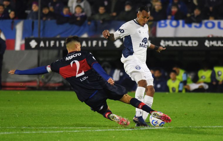 Sebastián Villa, la figura estelar de la noche rosarina, deja en el camino a Joaquín Laso. El delantero colombiano participó en los primeros dos goles de Independiente Rivadavia.&nbsp;