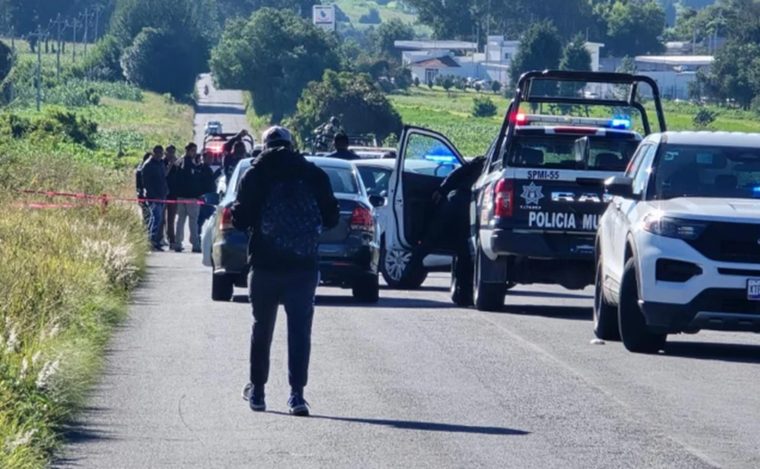 Tras la denuncia del automovilista, las autoridades ordenaron desplegar un intenso operativo en la escena del crimen.