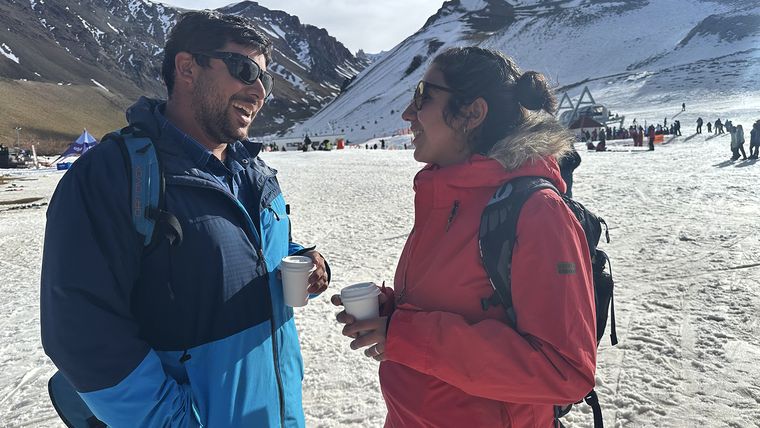 Víctor y Camila, el matrimonio que se conoció trabajando en Las Leñas y tiene dos hijos pequeños. Víctor y Camila, el matrimonio que se conoció trabajando en Las Leñas y tiene dos hijos pequeños.