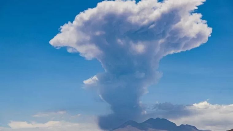 El volcán Lascar emitió una columna de humo que alcanzó los 6.000 metros. Foto: GETTY IMAGES