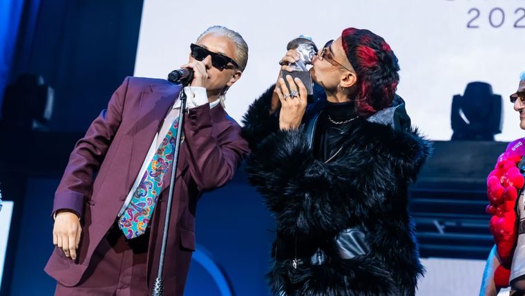 Ca7riel y Paco se consagraron en los Gardel. Ca7riel y Paco se consagraron en los Gardel.