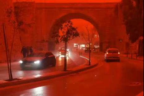 Una sorprendente tormenta de arena tapó el sol en Grecia y tiño el cielo de rojo. Una sorprendente tormenta de arena tapó el sol en Grecia y tiño el cielo de rojo.