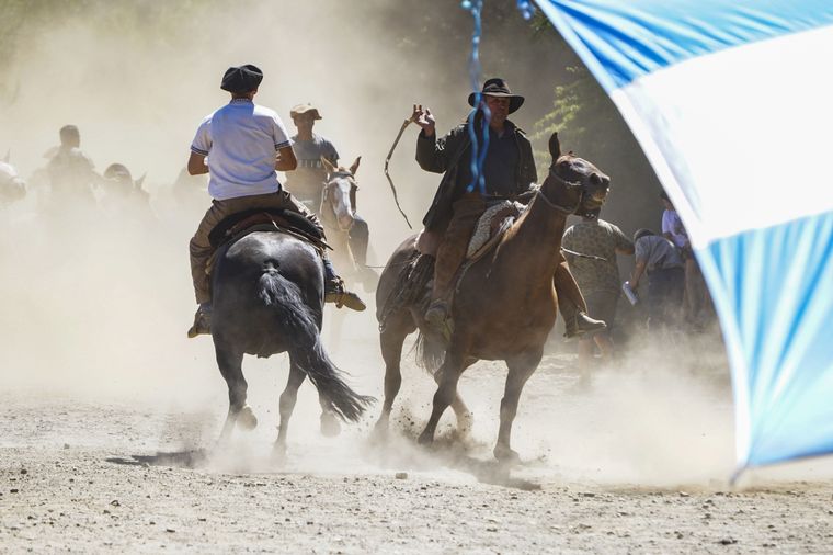Peones y baqueanos resisten la ocupación ilegal de los campos de Lewis Foto: Télam