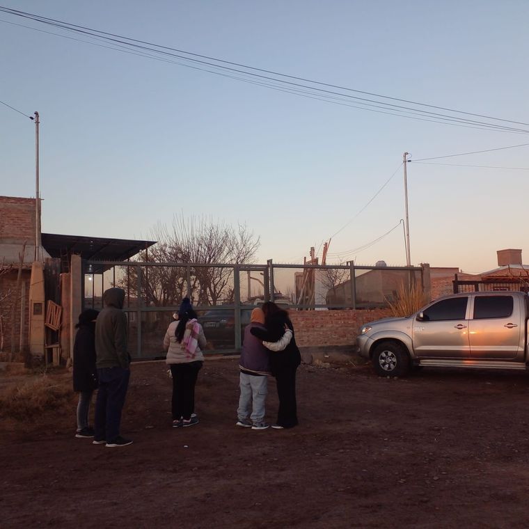 El dolor de la familia, en el lugar del asesinato Foto: X @silvina_isgro