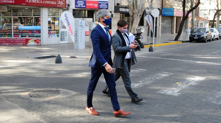 El juez Walter Bento y uno de sus abogados, Gustavo Gazali, tras declarar en Tribunales Foto: ALF PONCE MERCADO / MDZ