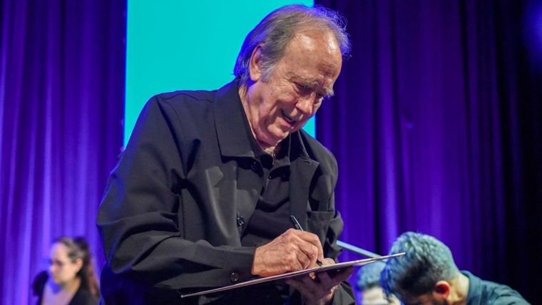 El músico se tomó un tiempo para recibir el afecto de los mendocinos. El músico se tomó un tiempo para recibir el afecto de los mendocinos.