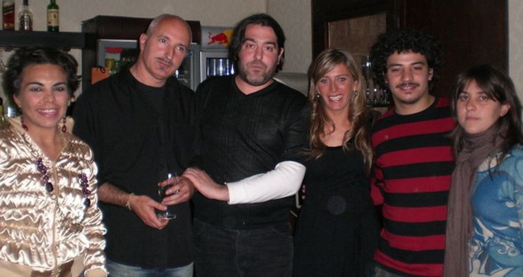 Los artistas Majo Peroni, Javier Segura, Osvaldo Chiavazza junto a los organizadores Alicia Sisteró, Chuky Gorría y Vicky Gassul. Foto: MDZ