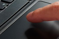 Windows 11 llevó la personalización del touchpad al siguiente nivel: desde Configuración > Bluetooth y dispositivos > Panel táctil ajustás sensibilidad, toques y gestos.