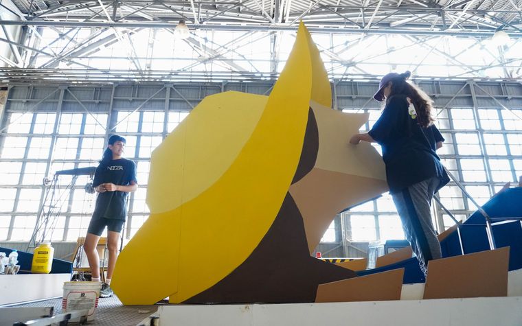 El rol de la mujer en vendimia, representado en el carro de la Ciudad de Mendoza. El rol de la mujer en vendimia, representado en el carro de la Ciudad de Mendoza.