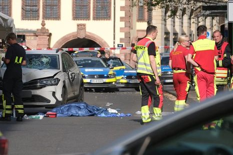 El vehículo ingresó en una zona peatonal y desató el terror en Leipzig, Alemania. El vehículo ingresó en una zona peatonal y desató el terror en Leipzig, Alemania.