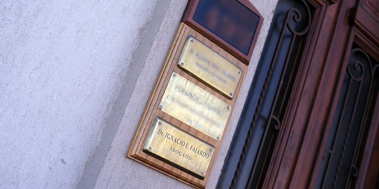 La placa de su estudio, de avenida Mitre. Foto: Ariel Jalley/Mediamza.com