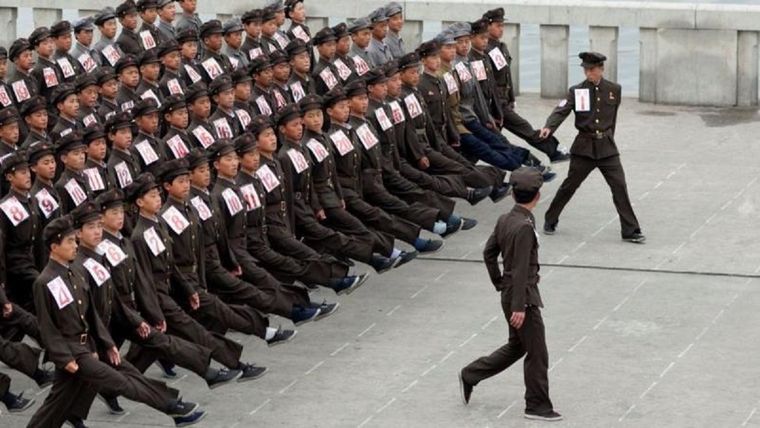Soldados norcoreanos se entrenan en la plaza Kim Il-sung en Pyongyang, Corea del Norte Foto: GETTY