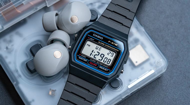 El Casio F-91W mantiene su estética retro, pero ahora suma Bluetooth, podómetro y hasta pequeños juegos gracias a un kit de actualización.