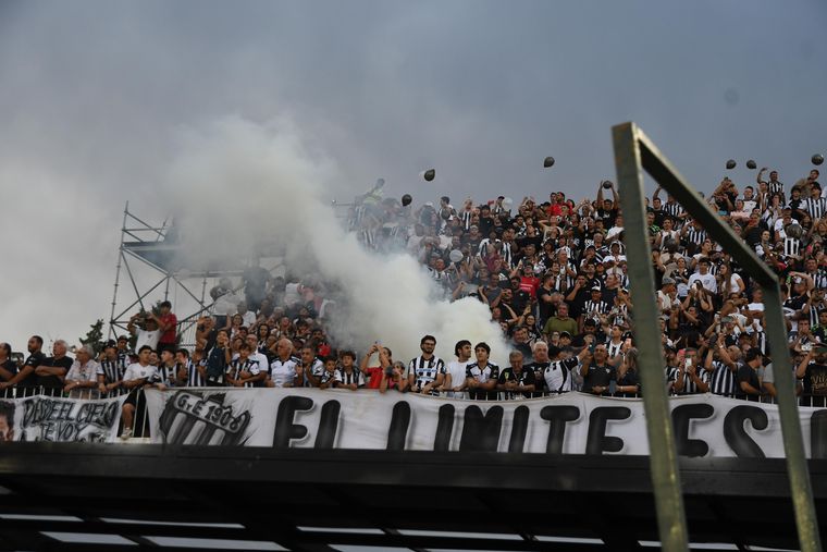 Gimnasia disputa un partido clave en el Víctor Antonio Legrotaglie, que luce lleno. Gimnasia disputa un partido clave en el Víctor Antonio Legrotaglie, que luce lleno.