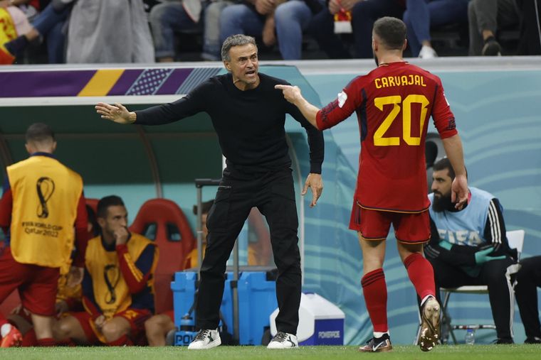 Luis Enrique le da indicaciones a Carvajal en el empate entre España y Alemania. Foto: EFE