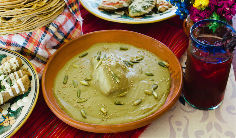 La calabaza es el ingrediente estrella de la receta; aporta cremosidad y un sabor ligeramente dulce sin necesidad de lácteos.