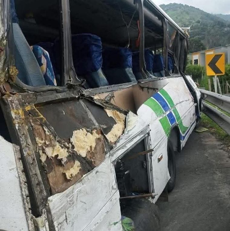 El micro accidentado transportaba a 26 personas, la mayoría estudiantes Foto: X
