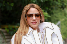 La verdad detrás del polémico look de Shakira en el Paris Fashion Week Shakira es una cantante, compositora, modelo y empresaria colombiana. Foto: Arnold Jerocki/ Getty Images