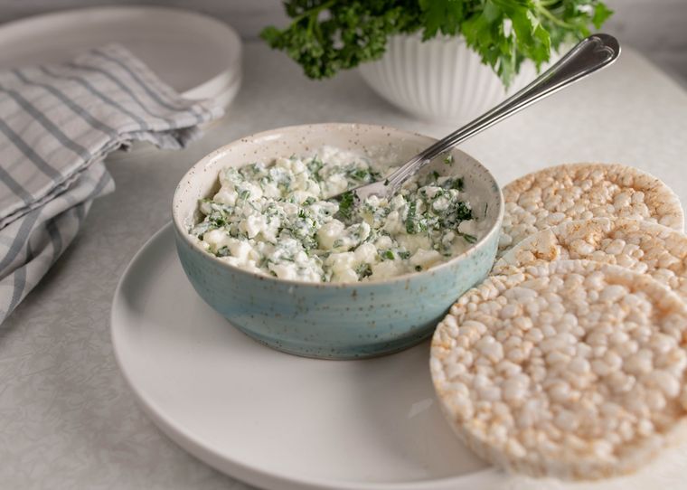 En esta receta de galletas de arroz integral y agua, el remojo del arroz es clave para que la masa se una y logre una textura crujiente. En esta receta de galletas de arroz integral y agua, el remojo del arroz es clave para que la masa se una y logre una textura crujiente.