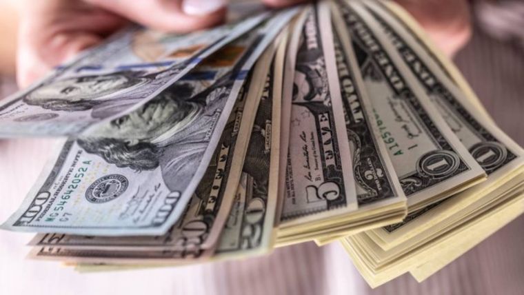 El dólar blue cerró al alza en la jornada de este lunes.