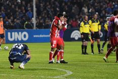 El lamento de los jugadores de la Lepra y el festejo de Unión. Foto: Santiago Tagua / MDZ El lamento de los jugadores de la Lepra y el festejo de Unión. Foto: Santiago Tagua / MDZ