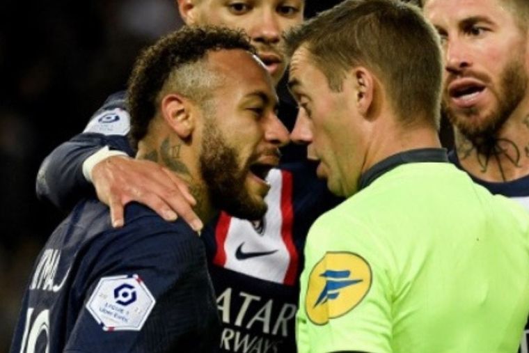 Neymar se le fue al humo al árbitro tras ver la roja.