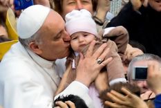 el hijo de una madre soltera sera bautizado por el papa francisco