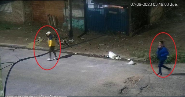 Los dos sospechosos del robo fatal captados pro las cámaras de seguridad Foto: NA