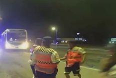 Un colectivo de la Tanse chocó contra un patrullero y casi atropella a cuatro policías en la ciudad de Córdoba. Foto: Policía de Córdoba Un colectivo de la Tanse chocó contra un patrullero y casi atropella a cuatro policías en la ciudad de Córdoba. Foto: Policía de Córdoba