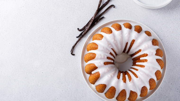 En muchas cocinas, la receta de torta de vainilla con glasé se utiliza como base para tortas de cumpleaños. En muchas cocinas, la receta de torta de vainilla con glasé se utiliza como base para tortas de cumpleaños.