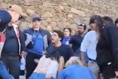 Personal y guías del lugar intentaron asistir al argentino que se desplomó en el sitio arqueológico, pero otros turistas y sus compañeros le brindaron primeros auxilios. Foto: Captura de video