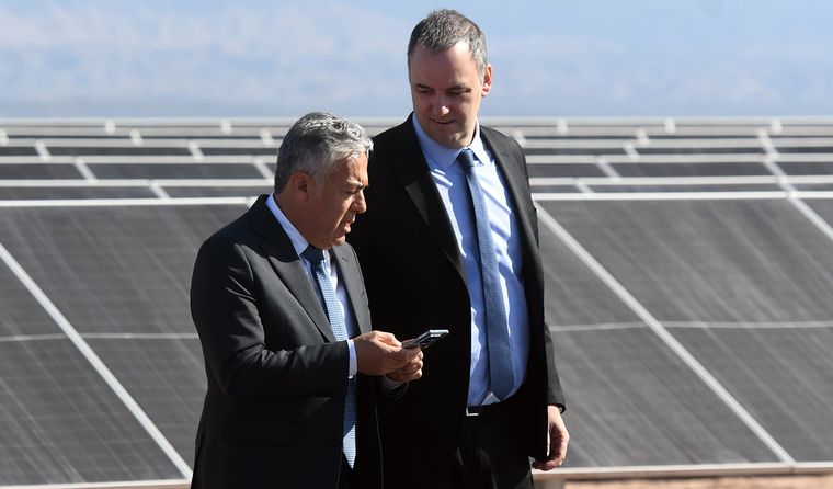 La incómoda foto de Cornejo con Adorni. La incómoda foto de Cornejo con Adorni.
