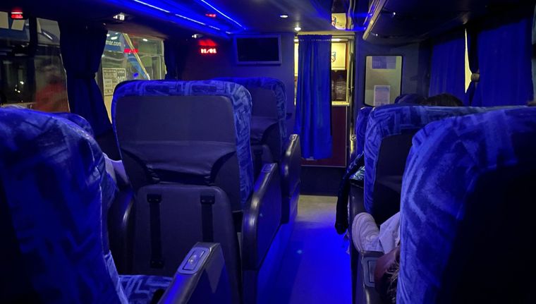 El chofer de colectivo cometió una infracción y fue filmado. Foto: ALF PONCE MERCADO / MDZ