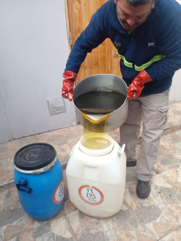 La reutilización reiterada del aceite utilizado para freír es desaconsejada por expertos. La reutilización reiterada del aceite utilizado para freír es desaconsejada por expertos.