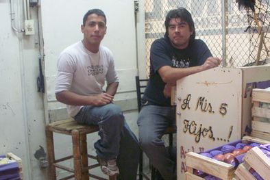 MDZol | Los vendedores esperan sentados que llegue algún cliente.