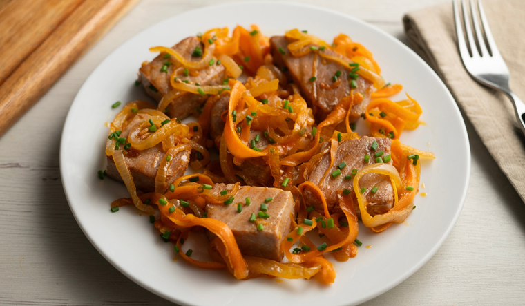 Esta receta nació entre los pescadores de la costa de Cádiz, quienes la preparaban con el atún recién capturado y pocos ingredientes.