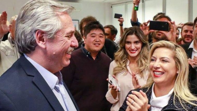 Alberto Fernández junto a Fabiola Yañez, Sofía Pacchi y el empresario Chien Chia Hong.
