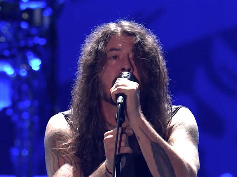 Foto: https://www.publimetro.com.mx/entretenimiento/2022/09/03/dave-grohl-rompe-en-llanto-tras-regresar-a-los-escenarios-sin-taylor-hawkins/