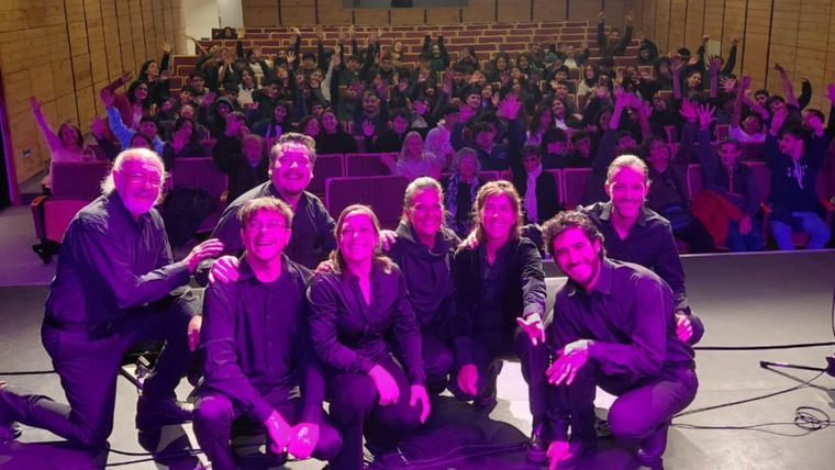 Leandro Amoroso e integrantes de Leandro Amoroso e integrantes de