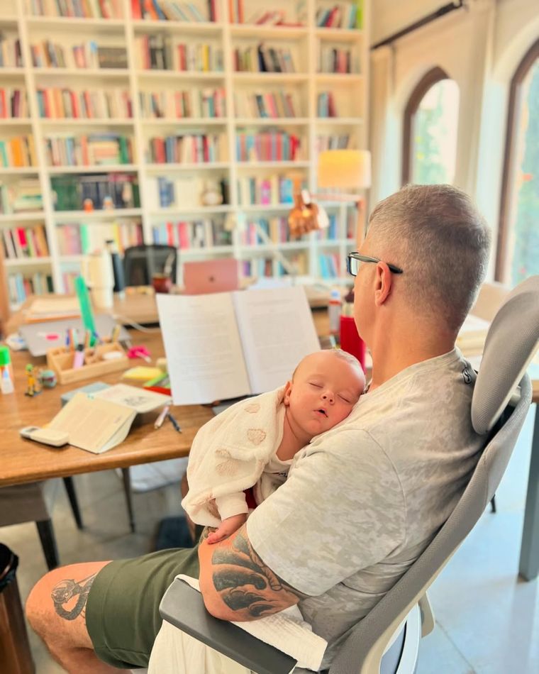 La vivienda también tiene una gran biblioteca. La vivienda también tiene una gran biblioteca.