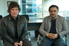 Ramiro Marra, diputado de la Ciudad de Buenos Aires de La Libertad Avanza, junto a Javier Milei.