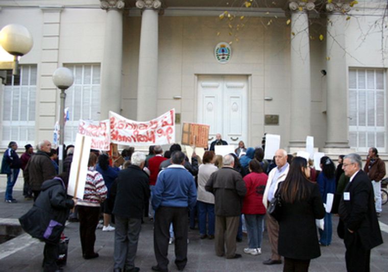 La gente busca respuestas del gobernador. Foto: Nacho Gaffuri / MDZ