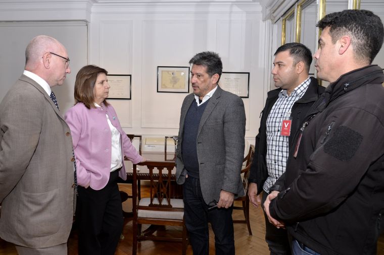 Patricia Bullrich se reunió con Nimio Cardozo, jefe de Inteligencia de la Policía Nacional de Paraguay, para trabajar juntos en la búsqueda de Loan. Foto: X Patricia Bullrich